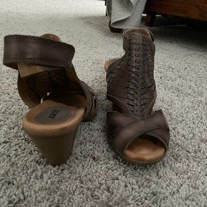 PRICE DROP!   Earth Brand Leather Sandal Size 8.5